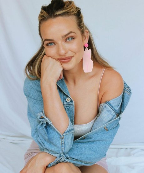 Abbie Chatfield photo 349