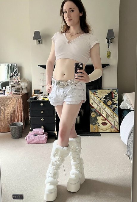 Abigail Thorn photo 2
