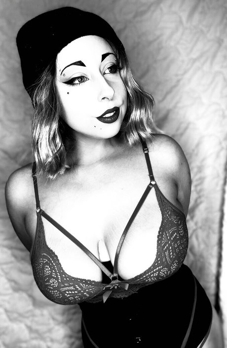 Adelayarmstrong photo 12