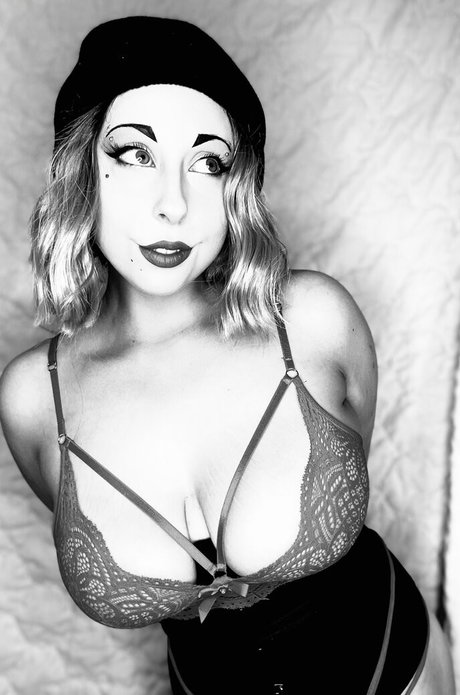 Adelayarmstrong photo 13