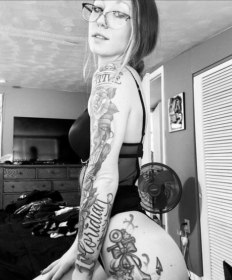 Adriennemariee photo 1