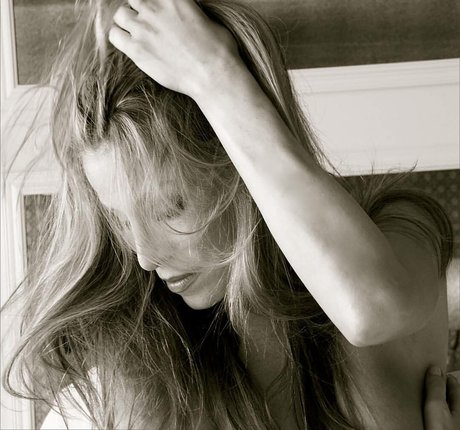 Alexa Andrews photo 35