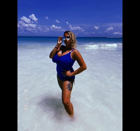 Alexis photo 77