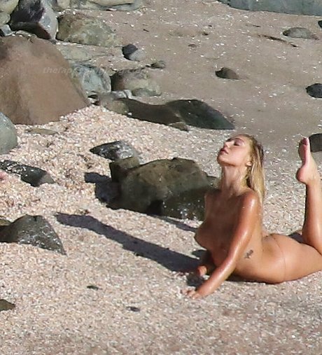 Alexis Ren photo 26