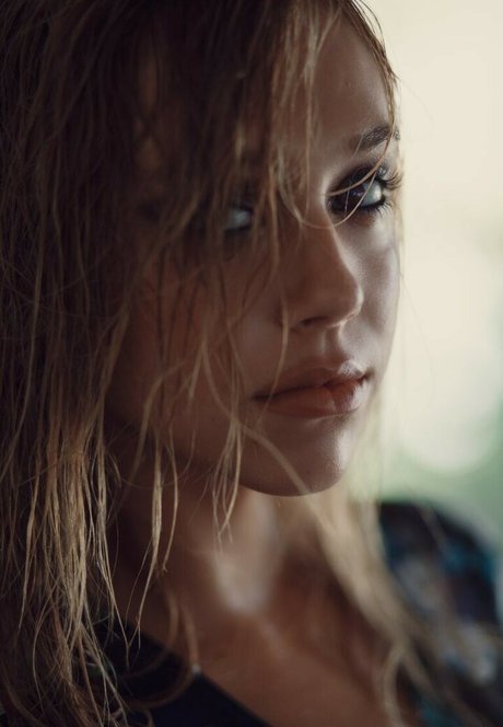 Alexis Ren photo 309
