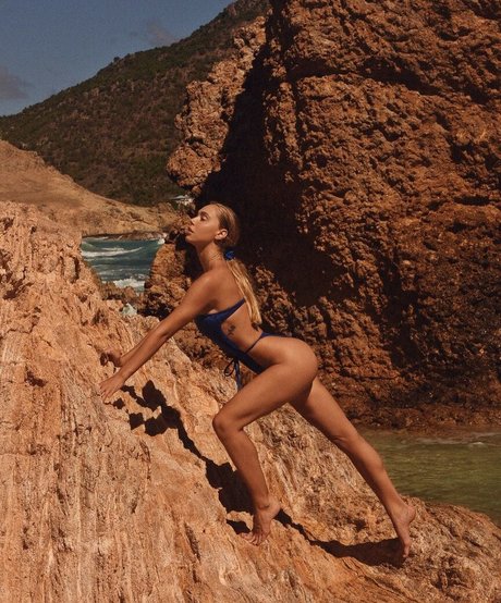 Alexis Ren photo 365
