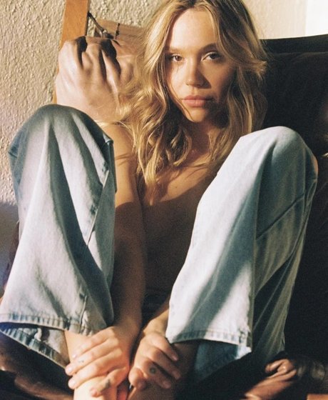Alexis Ren photo 404