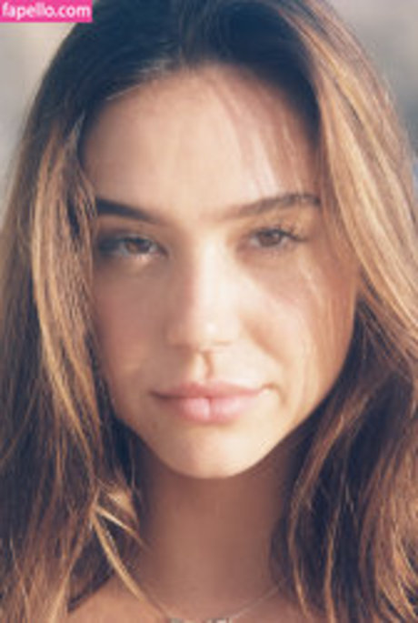 Alexis Ren photo 425