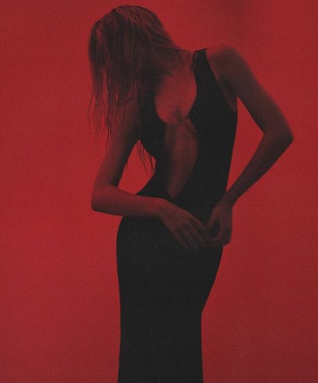 Alexis Ren photo 458