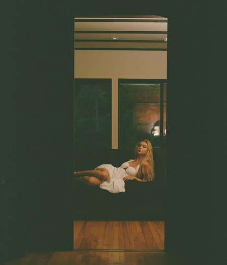 Alexis Ren photo 478