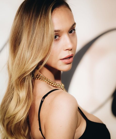 Alexis Ren photo 494