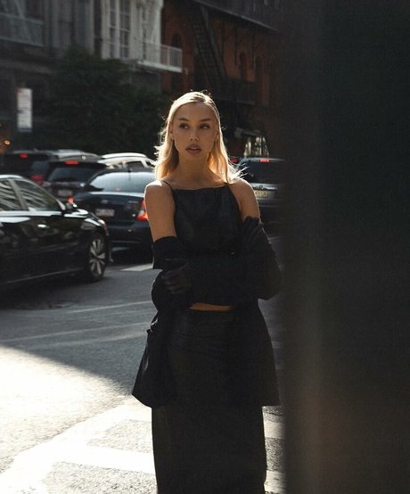 Alexis Ren photo 522