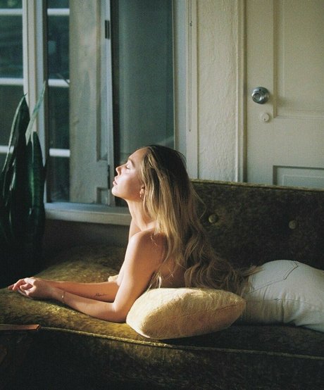 Alexis Ren photo 603