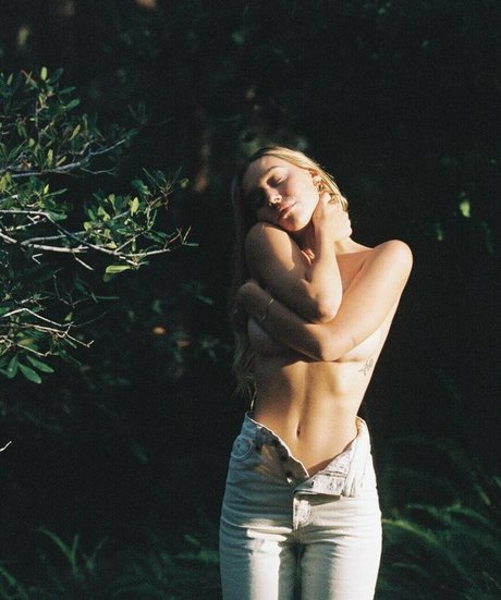 Alexis Ren photo 605