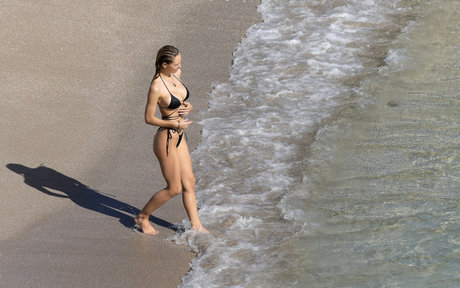 Alexis Ren photo 635