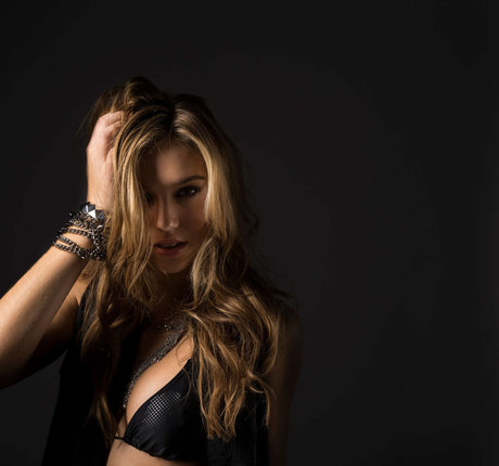 Alexis Ren photo 657