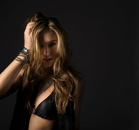 Alexis Ren photo 674