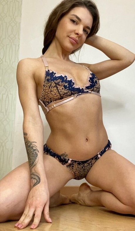 Alinahenessy photo 75