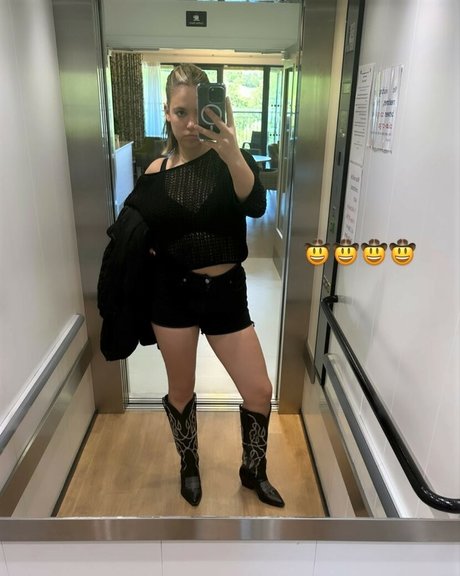 Allie Sherlock photo 34