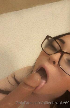 Allieebrooke69 photo 10