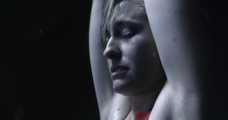 Allison Mack photo 3