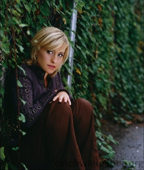 Allison Mack photo 10