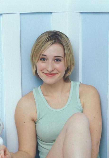Allison Mack photo 12