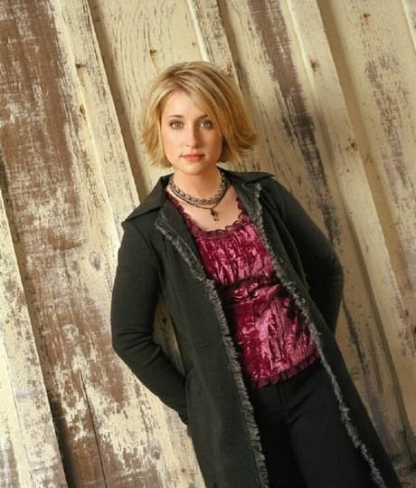 Allison Mack photo 14