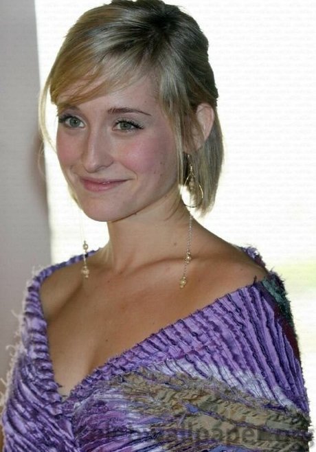 Allison Mack photo 17