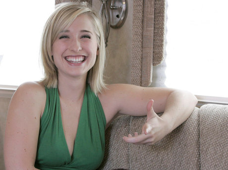 Allison Mack photo 28