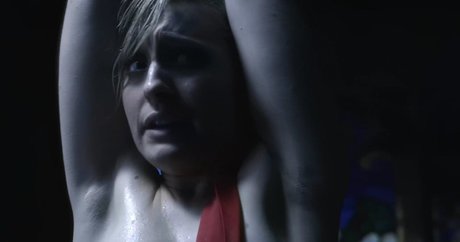 Allison Mack photo 39
