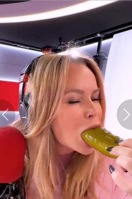Amanda Holden photo 40