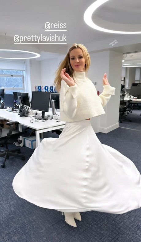 Amanda Holden photo 256