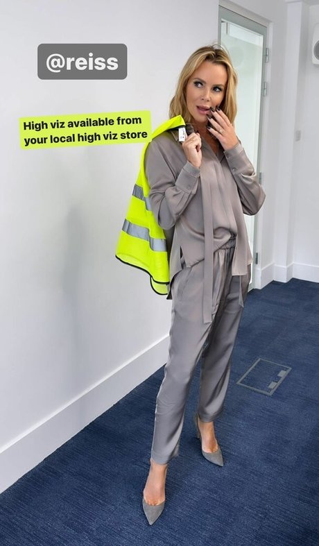 Amanda Holden photo 445