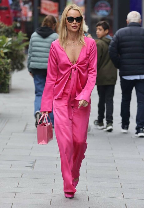 Amanda Holden photo 525