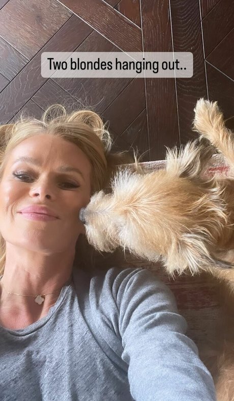 Amanda Holden photo 689