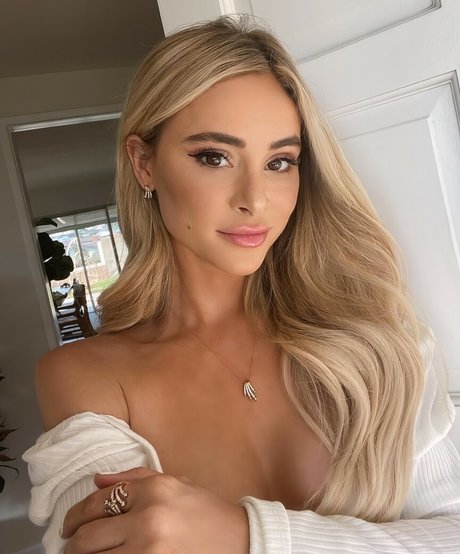 Amanda Stanton photo 4