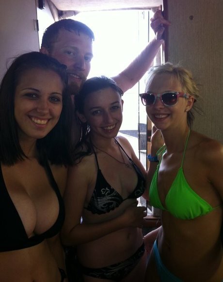 Amanda Thompson photo 38