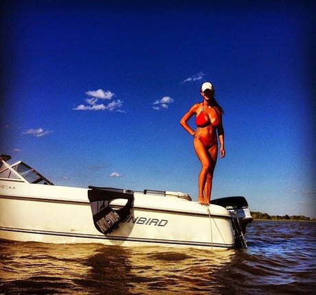 Amanda Thompson photo 66