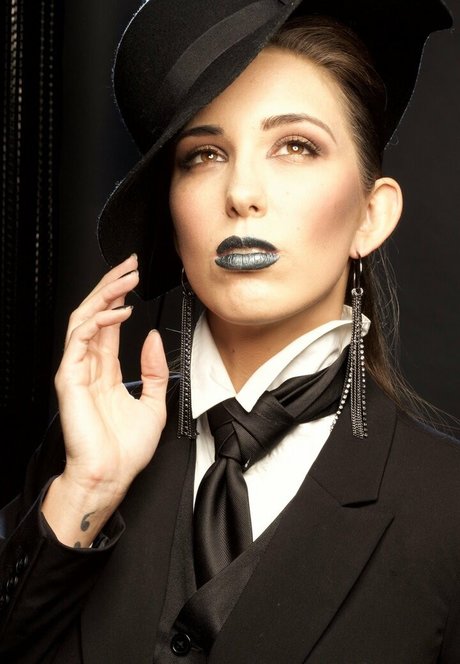 Amanda Thompson photo 171