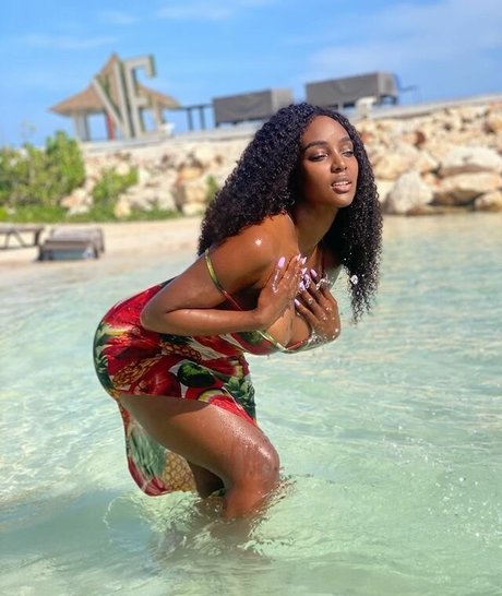 Amara La Negra photo 77