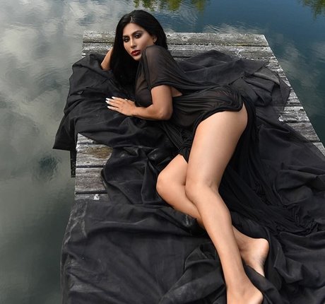 Amelia Maltepe photo 30