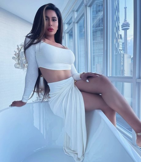 Amelia Maltepe photo 41