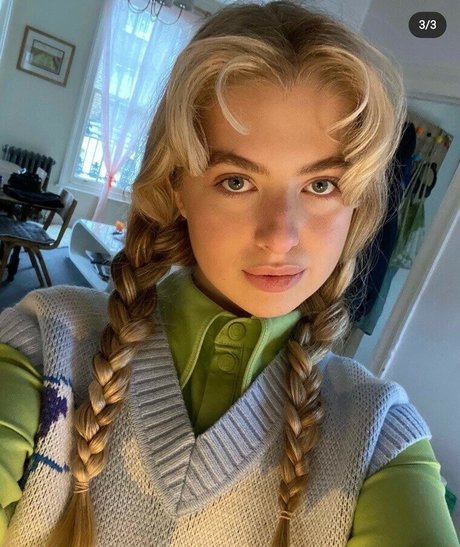 Anais Gallagher photo 29