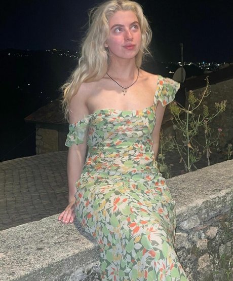 Anais Gallagher photo 35