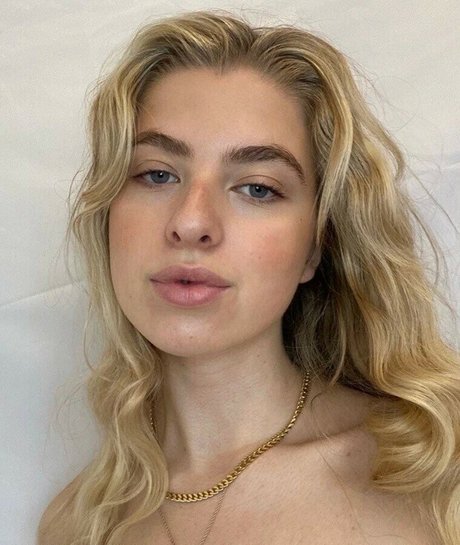 Anais Gallagher photo 44