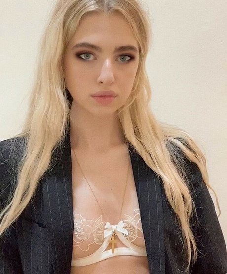 Anais Gallagher photo 50