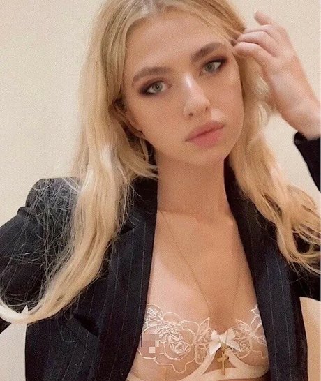 Anais Gallagher photo 54