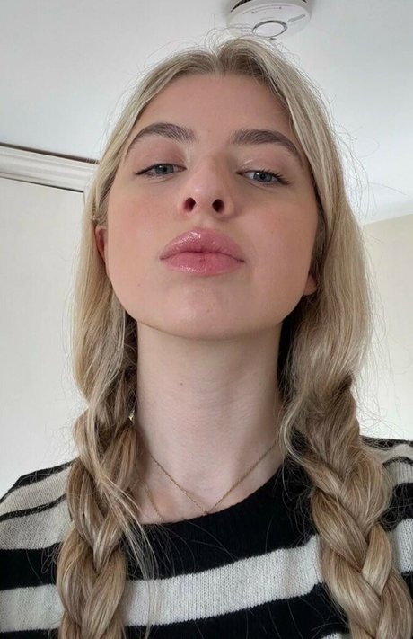 Anais Gallagher photo 55