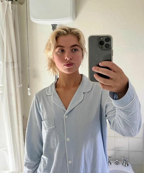 Anais Gallagher photo 67